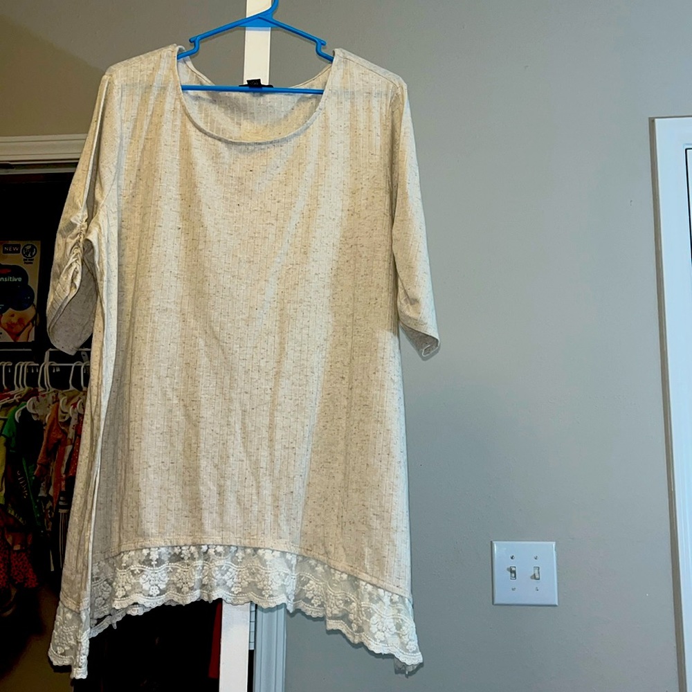 Beautiful cream colored Blouse! Laced bottom with scrunched sleeves!Super comfy!